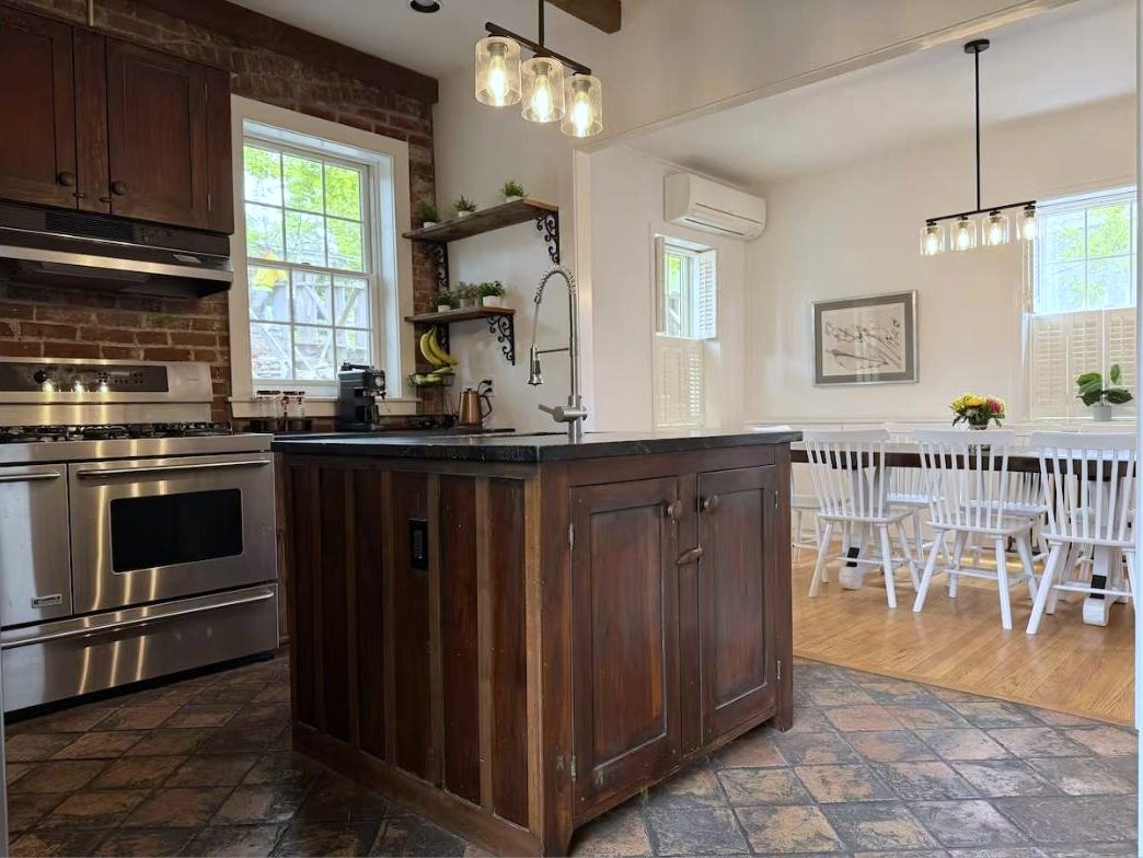 Kitchen island opening onto the dining table