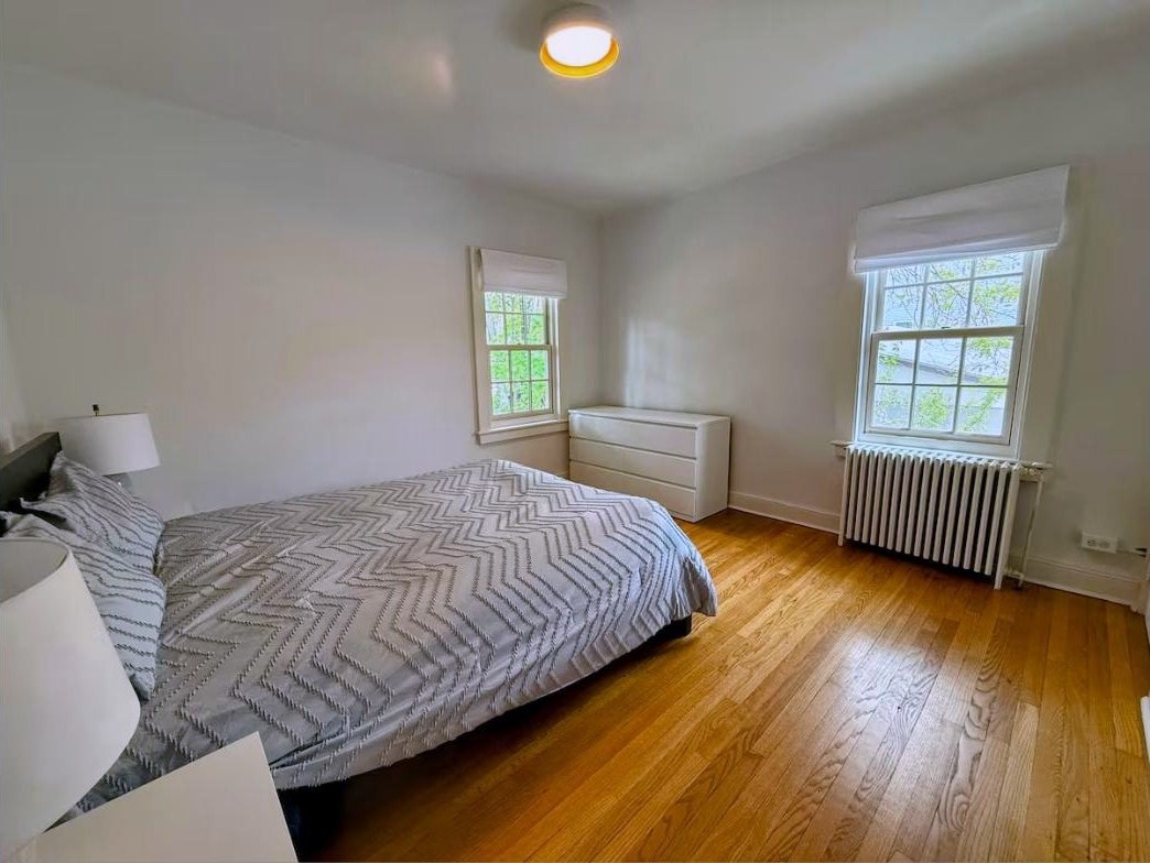 Second bedroom with chevron-patterned bedding