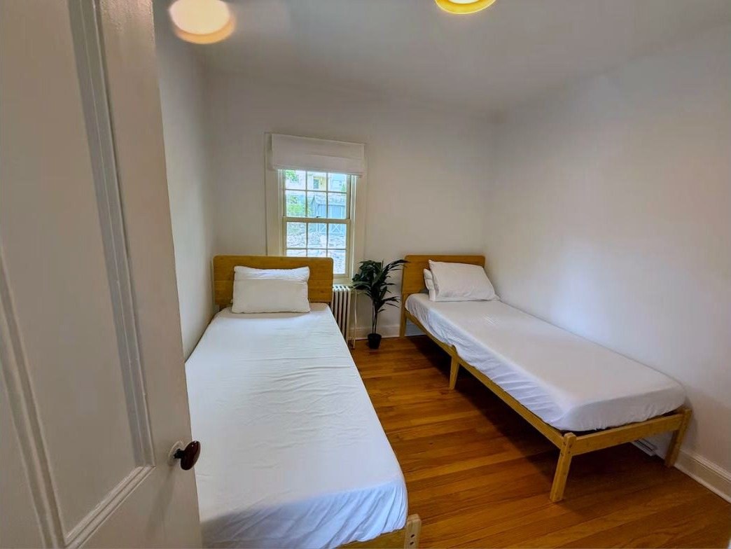 Third bedroom with two twin beds